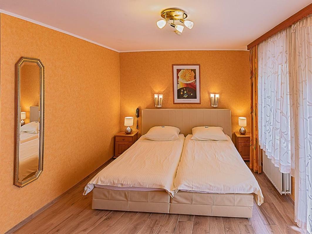 Hostellerie Val Fleuri Mersch Bagian luar foto